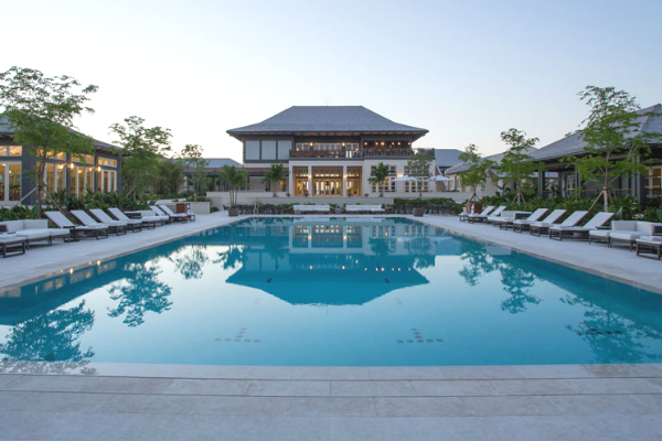 Hotels3-1 a large pool of water